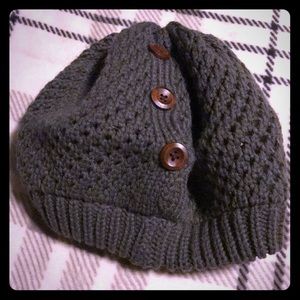 Beanie/beret olive green knit